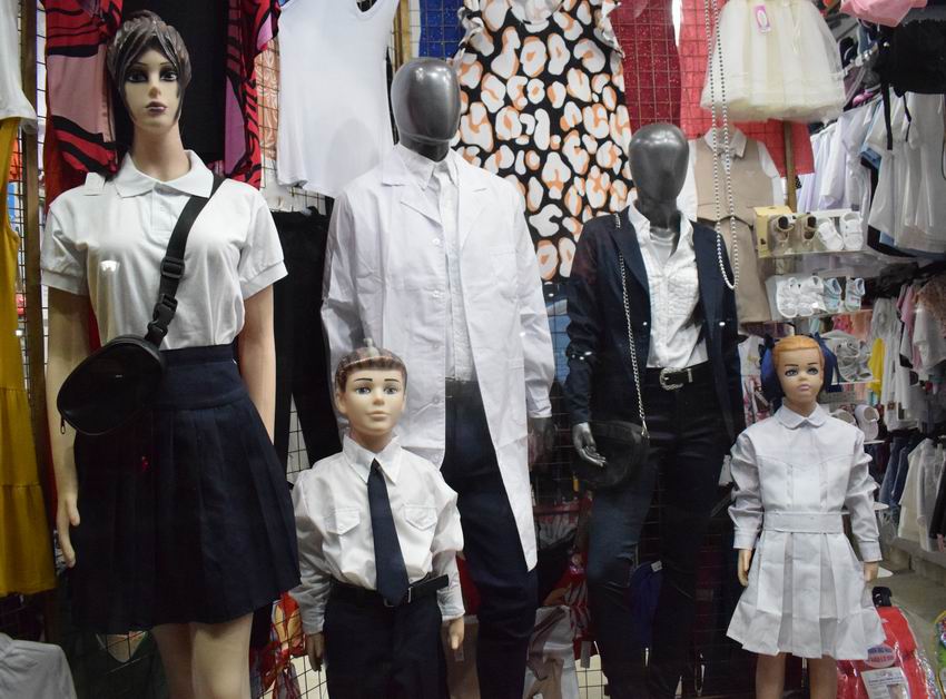 Comercios comenzaron con la venta de uniformes para el inicio de clases