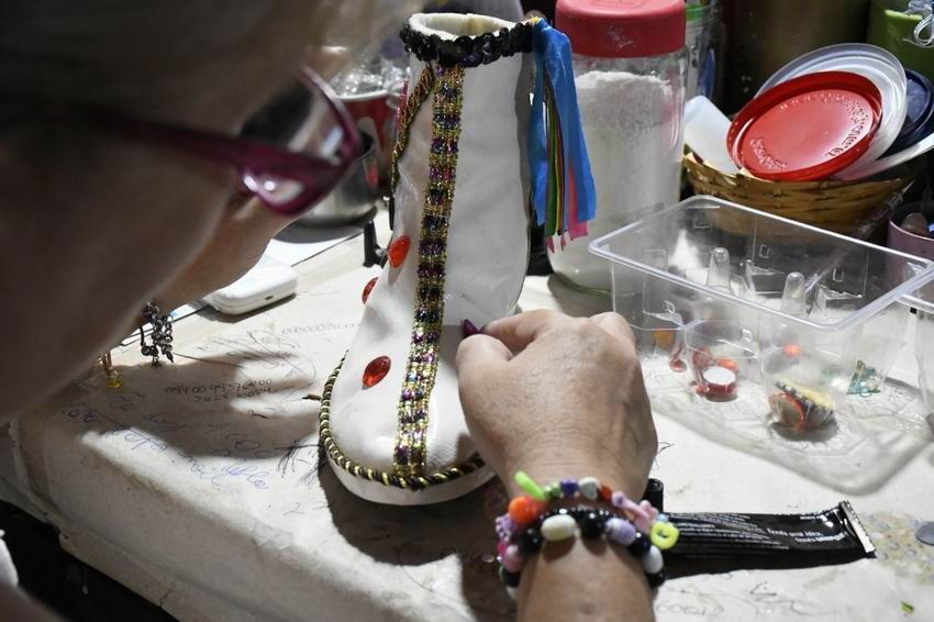 Los comparseros terminan sus trajes y carrozas