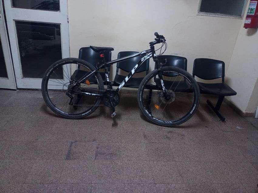 Demoraron a ciclista por circular sospechosamente