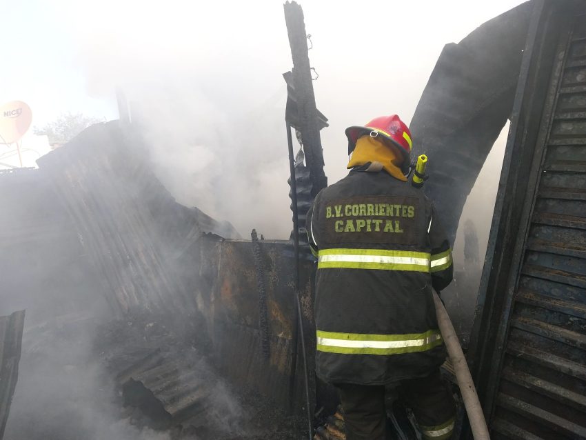 Bomberos rescataron a dos perritos de un gimnasio en llamas