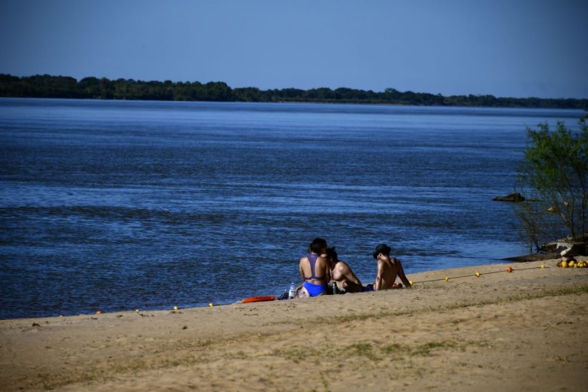 Prohibieron ingresar al agua en una de las playas capitalinas por la bajante del río