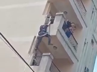Un policía se colgó de un edificio para rescatar a un bebé encerrado en un departamento