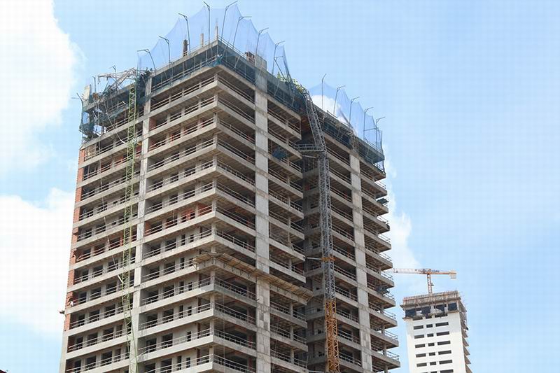 Grúa derrumbada: aseguraron la zona y evacuaron a vecinos en un hotel de lujo