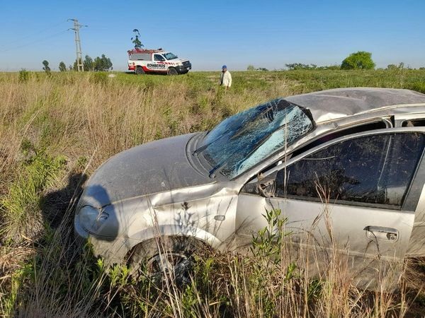 Despiste y vuelco de un automóvil en Saladas