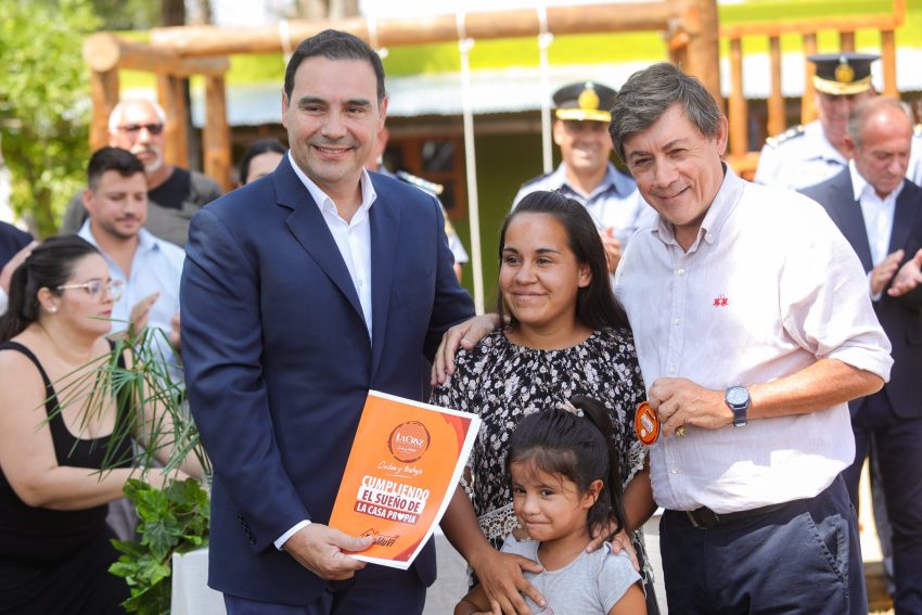 Nuevas viviendas, pavimento y convenios de obras para La Cruz