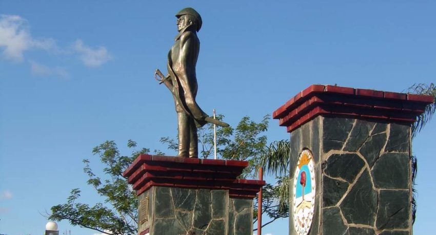 Tres curiosos monumentos a San Martín en Corrientes