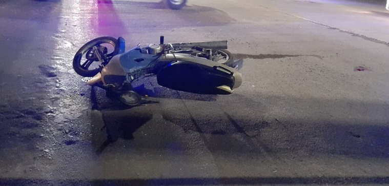 Perdió el control de la moto y se estrelló contra un poste de luz: murió en el lugar