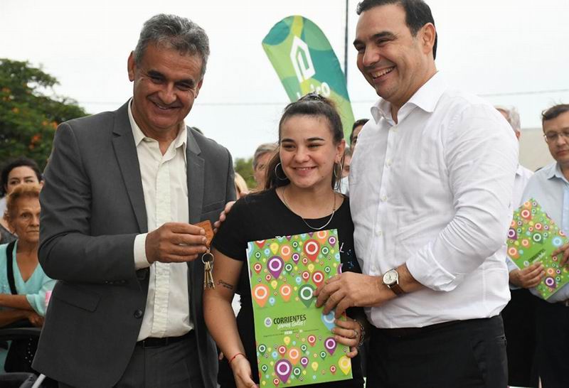El gobernador Valdés entregó viviendas y firmó convenios en Lavalle