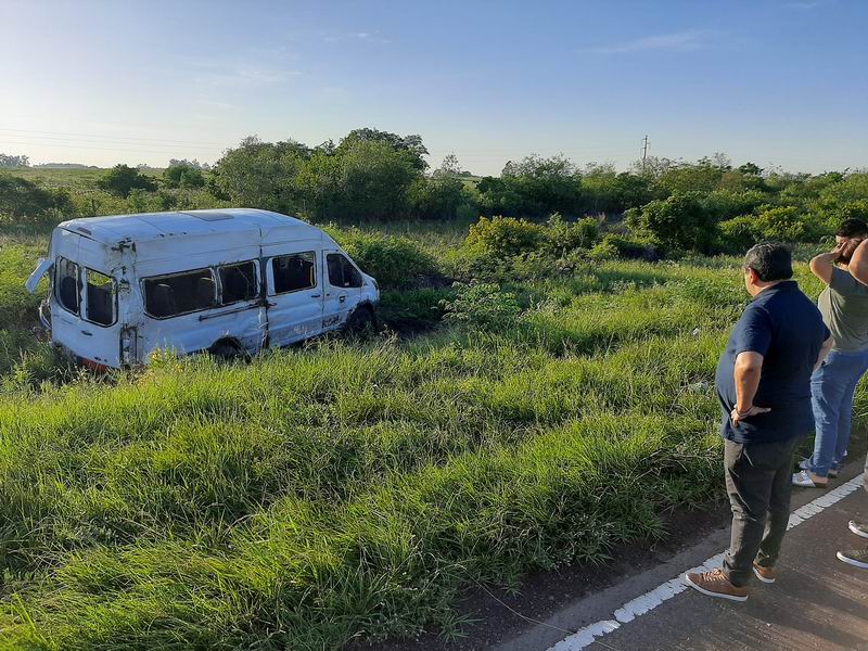 Un furgón que llevaba a equipo de vóley colisionó contra un camión