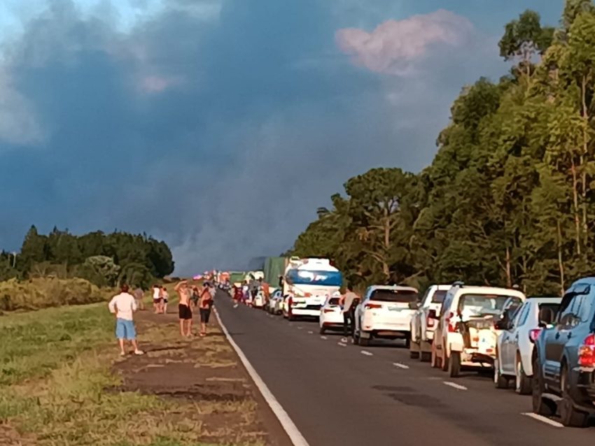 Incendio en Villa Olivari: las llamas obstaculizaron la visión en Ruta 12