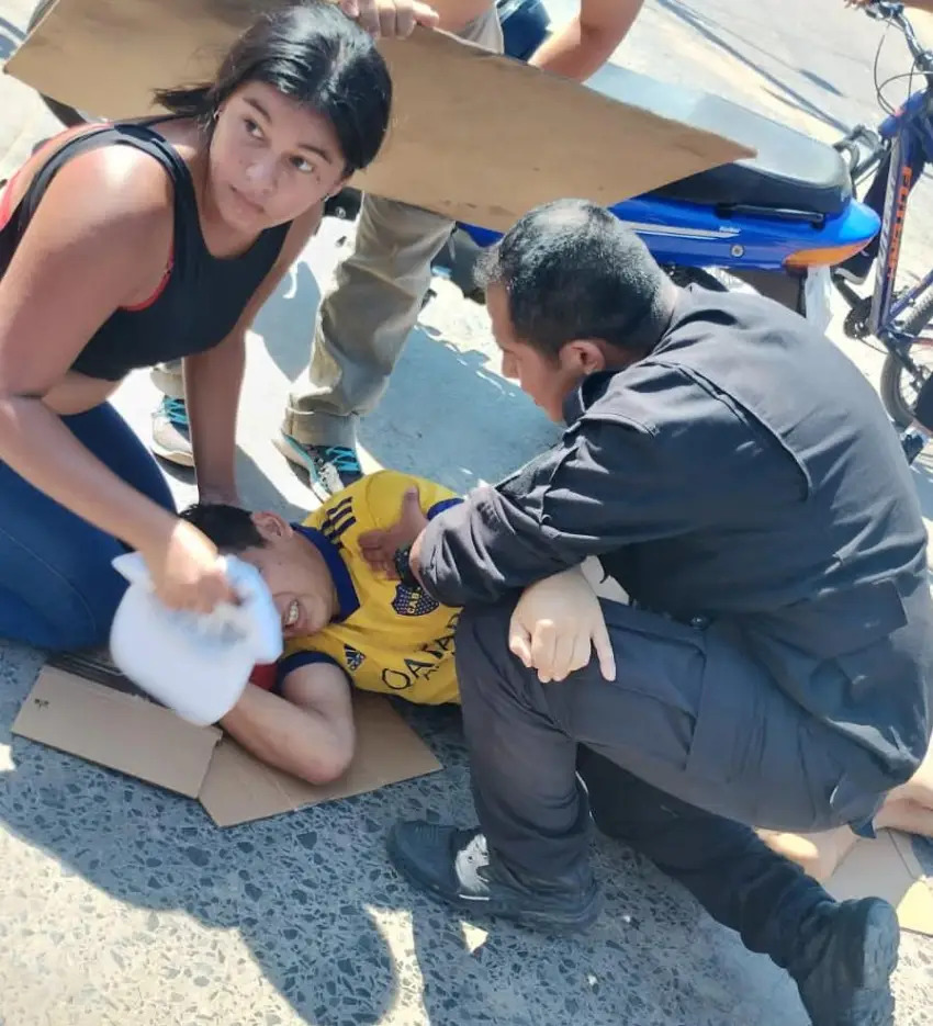 Policía fue arrollado por un carro tirado por caballos y pelea por su vida