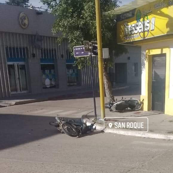 Choque de motos en San Roque dejó a tres jóvenes en grave estado