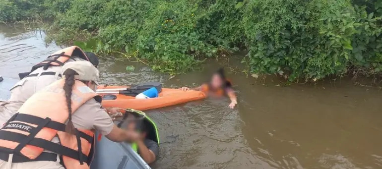 Rescataron a kayakistas a los que se les volteó el bote en el interior