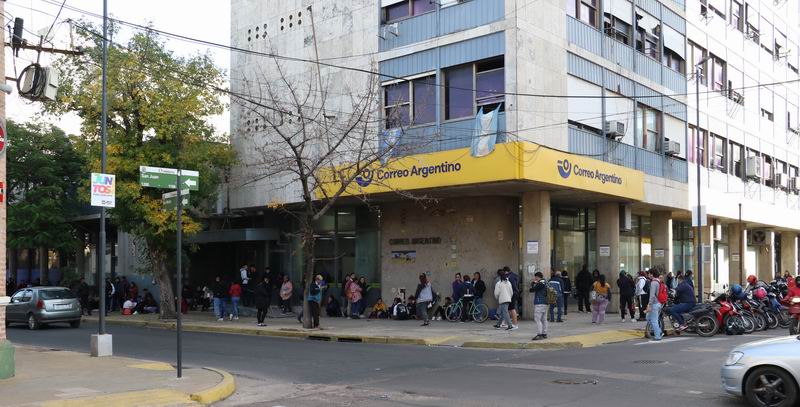 Largas filas que exponen una preocupante realidad