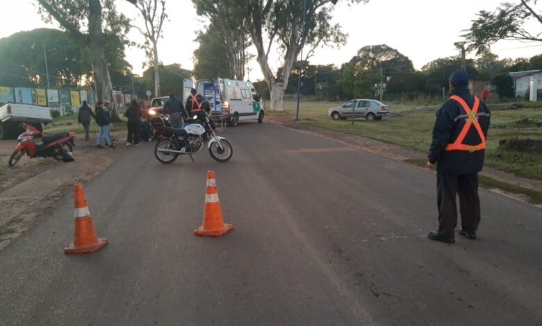 Mujer terminó herida tras el choque entre una moto y una camioneta