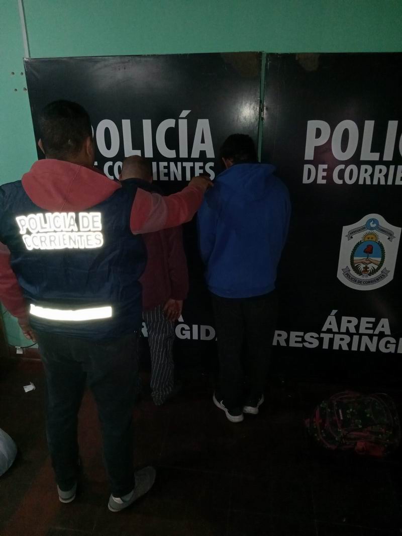 Atraparon a dos sujetos por merodear cerca de autos estacionados