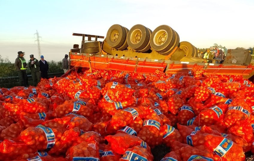 Impactantes imágenes tras el vuelco de un camión cargado de cebollas en Yapeyú