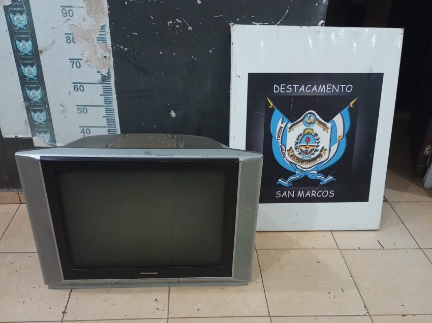 Nos vemos en Disney: policías pillaron a un joven con un televisor, lo dejó y huyó