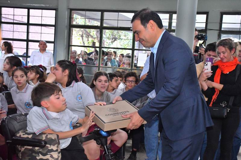 Entregaron más de 600 notebooks a estudiantes de escuelas secundarias