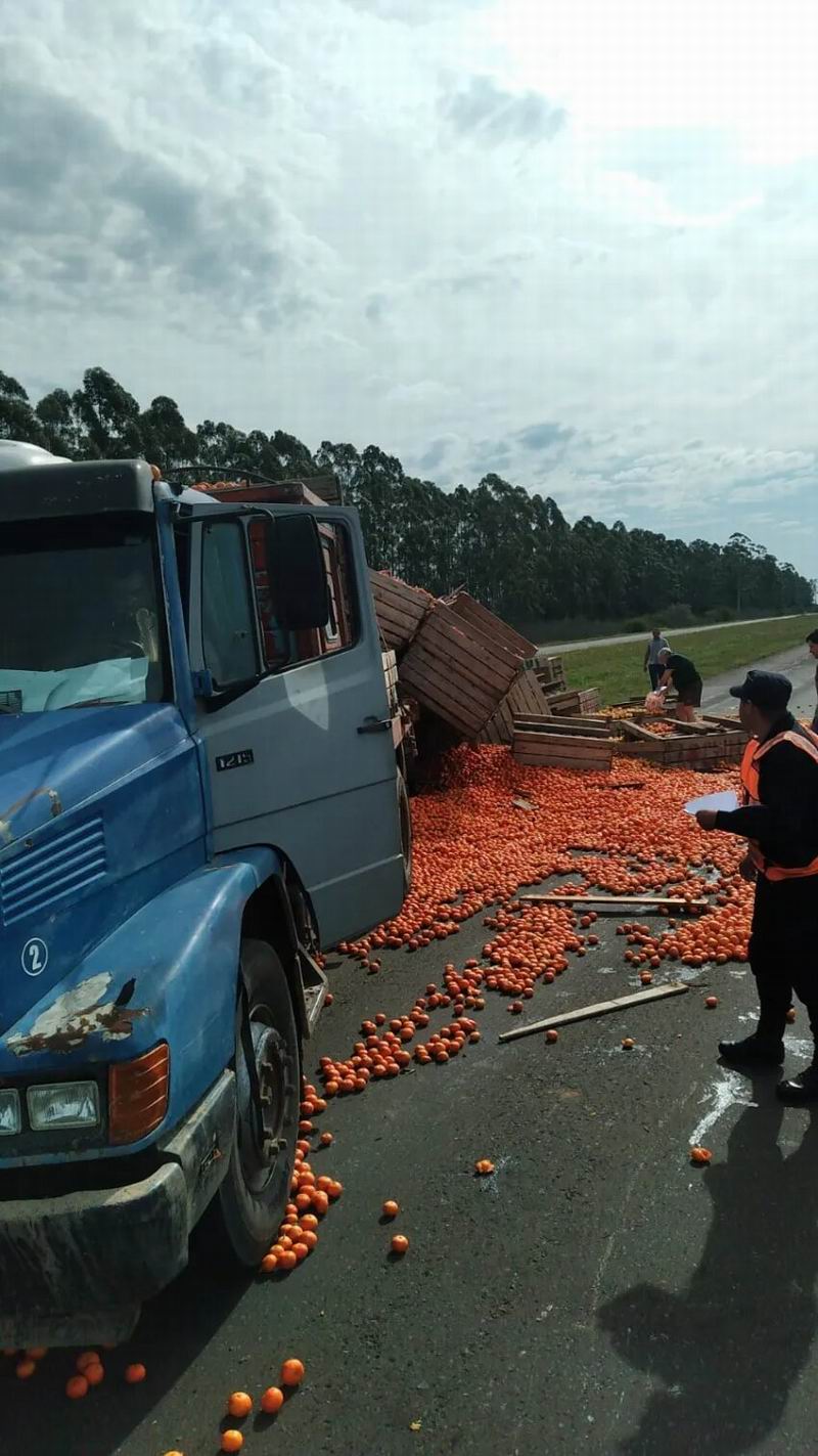 Camión cargado con cítricos volcó en ruta 14