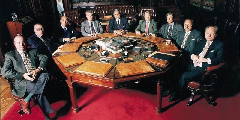 La Corte domina la escena