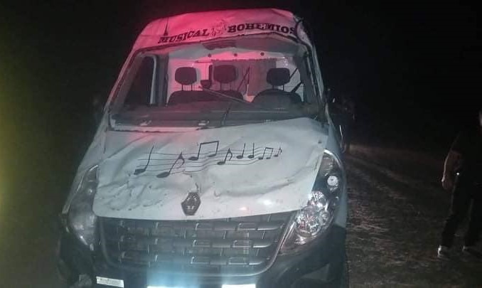 Grupo musical despistó en una ruta correntina: los ocupantes del minibus salieron ilesos
