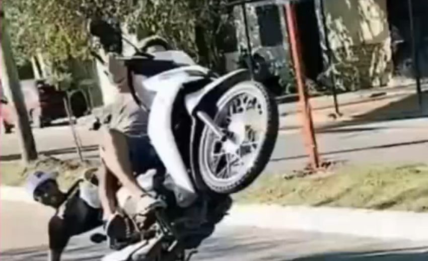 Imprucencia extrema: se salvaron de milagro mientras hacían «acrobacias» en moto