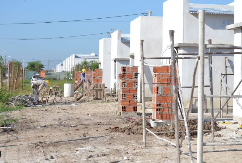 Se exhiben padrones de aspirantes para el sorteo de las 282 viviendas