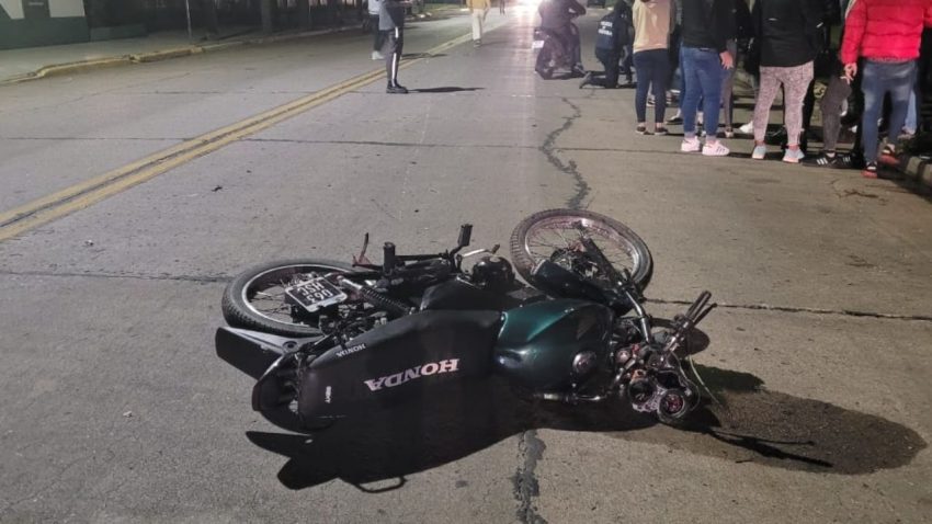 Un motociclista chocó a un peatón: ambos murieron