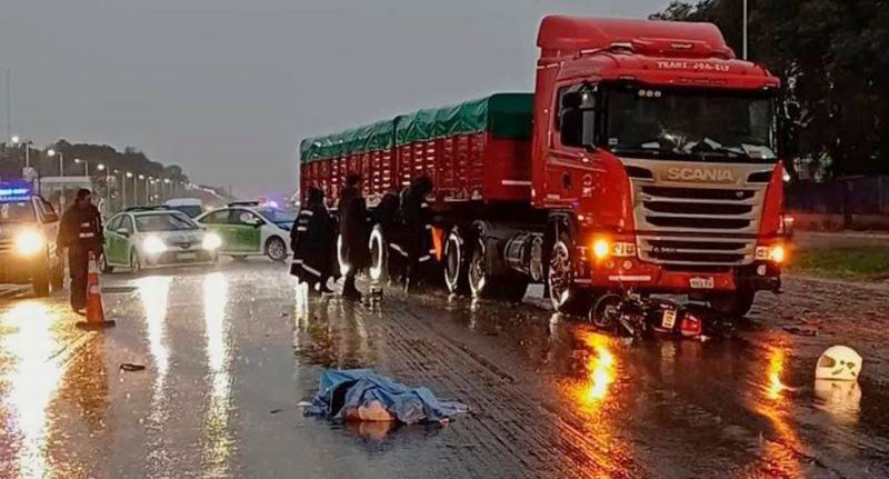Murieron tres personas en dos siniestros viales bajo la lluvia torrencial