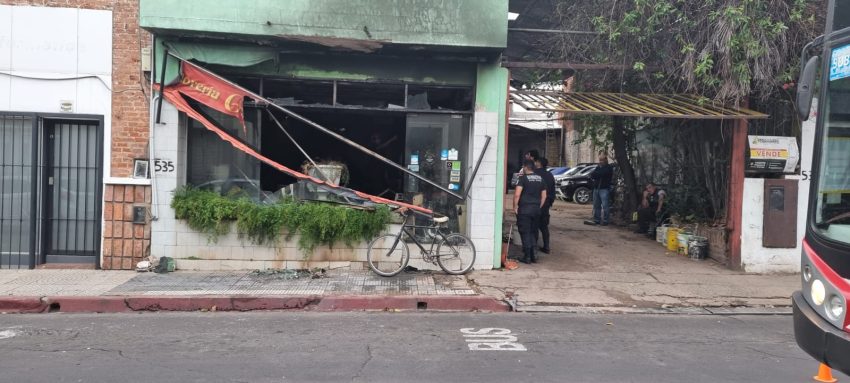 Una florería ubicada en pleno microcentro capitalino fue devorada por las llamas