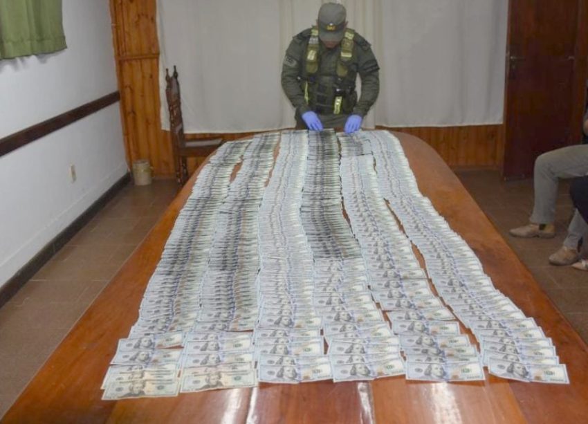 Coreanos fueron atrapados en Corrientes con gran cantidad de dólares