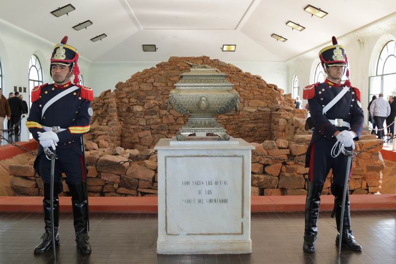 Historiadores repudian negacionismo libertario contra el Padre de la Patria