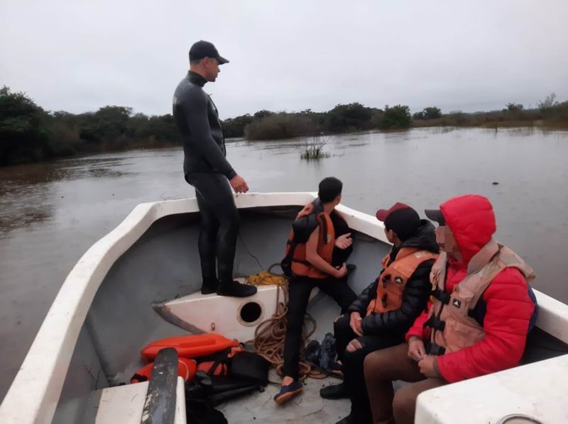 Oficiales de Prefectura rescataron a tres personas que quedaron atrapadas a la vera de un arroyo