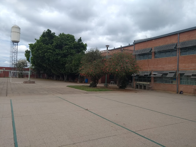 Capital: denuncian que alumnos asisten armados y amenazan a compañeros en una escuela