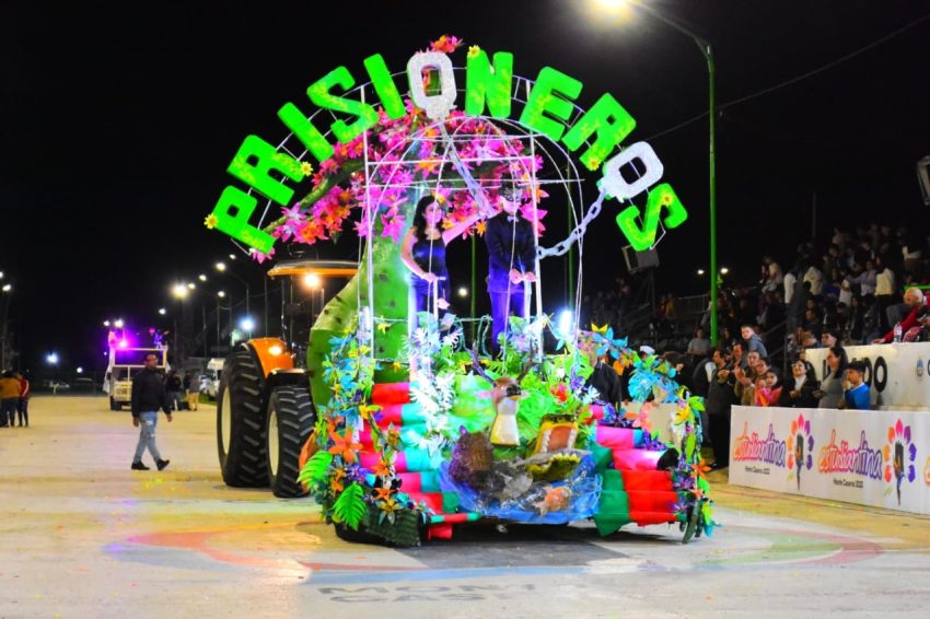 Estudiantes de Monte Caseros sorprendieron con un desfile de carrozas