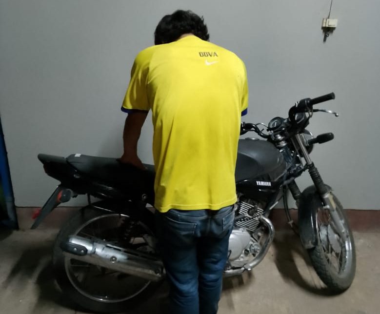 Robó una motocicleta en pleno centro y se la llevó caminando