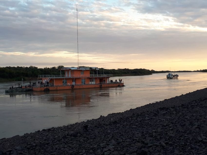 Goya: trasladaron el histórico muelle flotante de la costanera