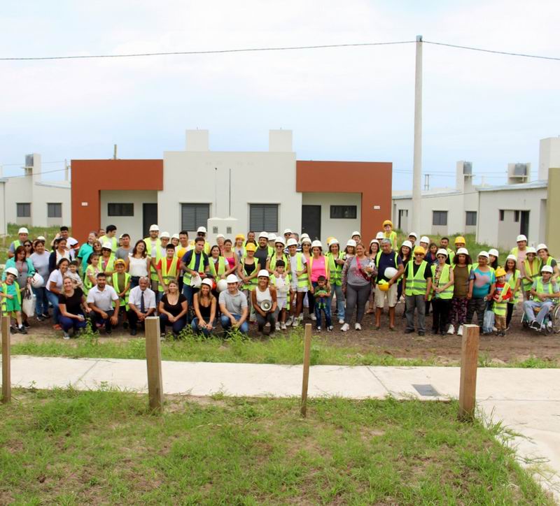 Familias recorrieron sus futuras viviendas en el barrio 3 de Abril