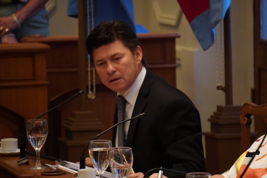 Lisandro Almirón renunció a su banca