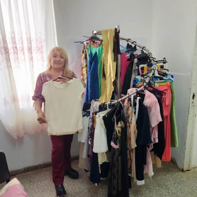 Ante los altos precios, un ropero solidario ofrece vestidos de fiesta