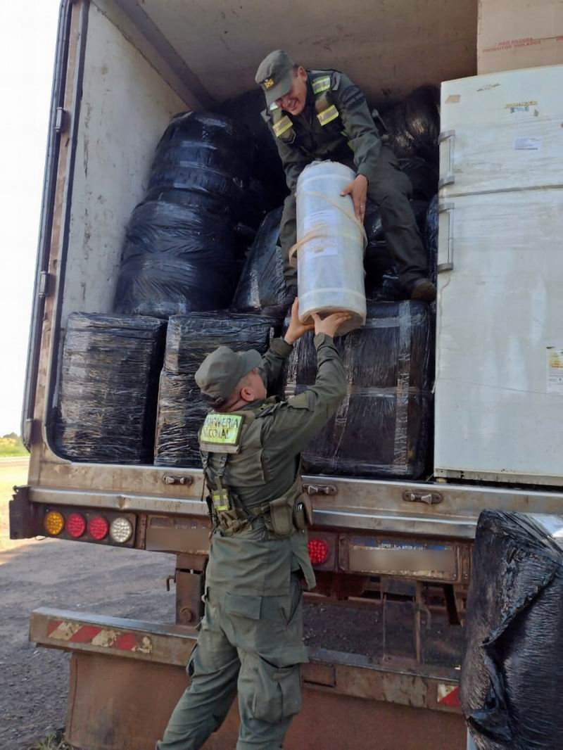 Trasladaban más de 20 kilogramos de droga oculta en rollos de tela