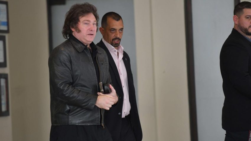 Milei viajó a Bahía Blanca tras el feroz temporal que dejó 13 muertos