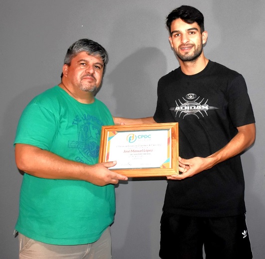 El goleador, José López recibió su distinción como futbolista profesional