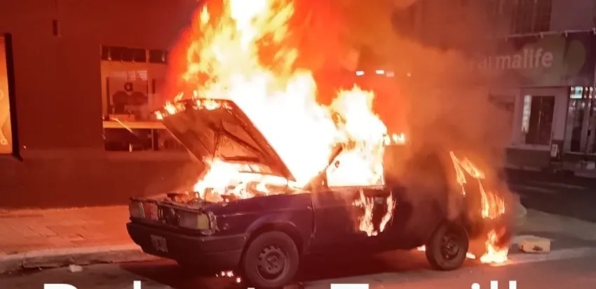 Prendió fuego su propio automóvil para que no se lo lleve Tránsito