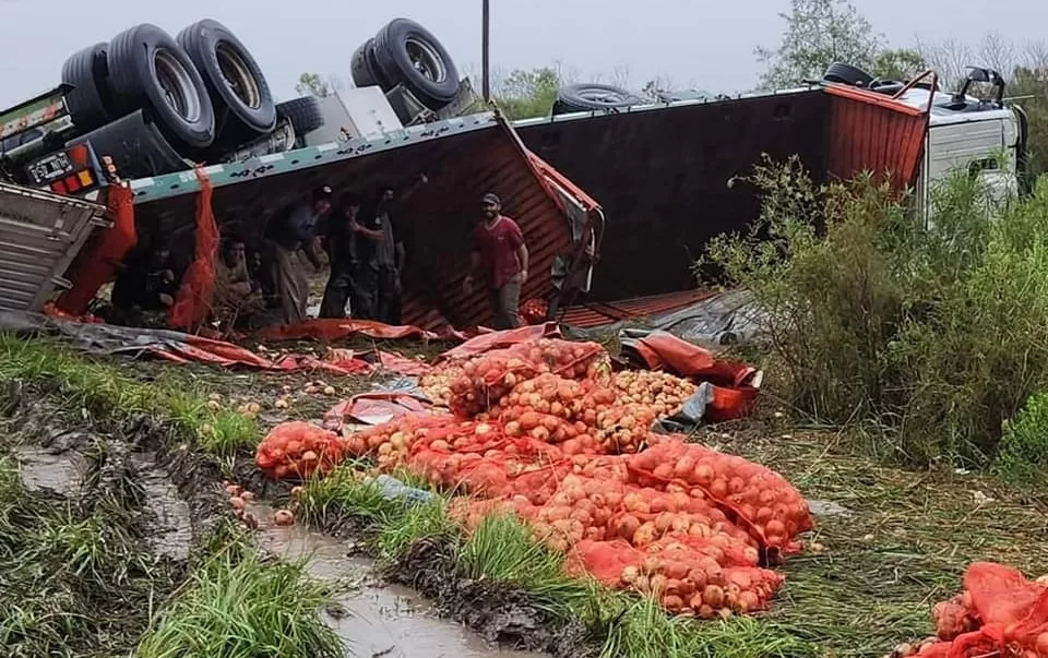 En fotos: volcó un camión que transportaba cebollas por una ruta correntina