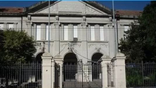 Tutores se convocan frente a una escuela capitalina: su reclamo