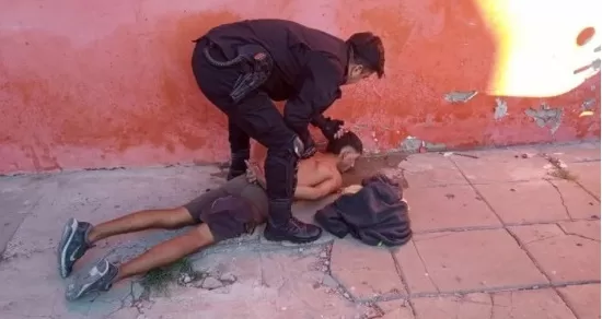 Quisieron robarle y con una técnica de defensa pudo reducir al ladrón