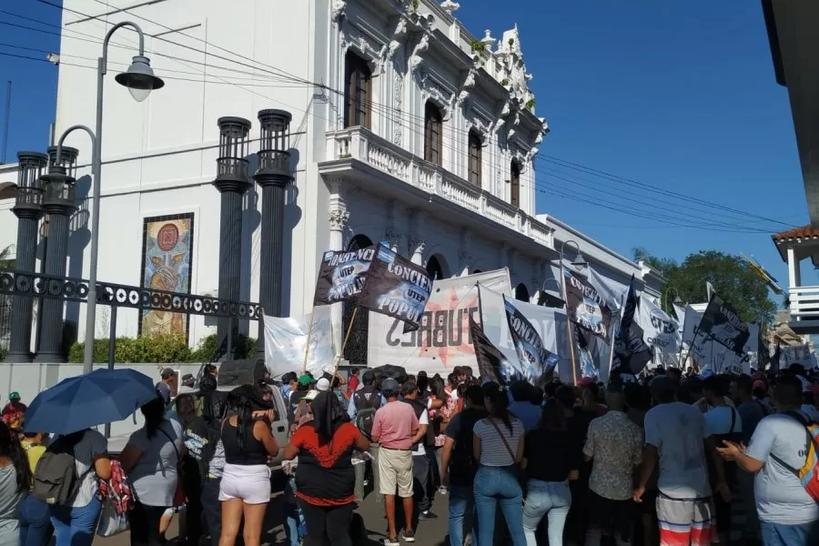 Marcha en Corrientes: dos demorados por forcejeos con la Policía