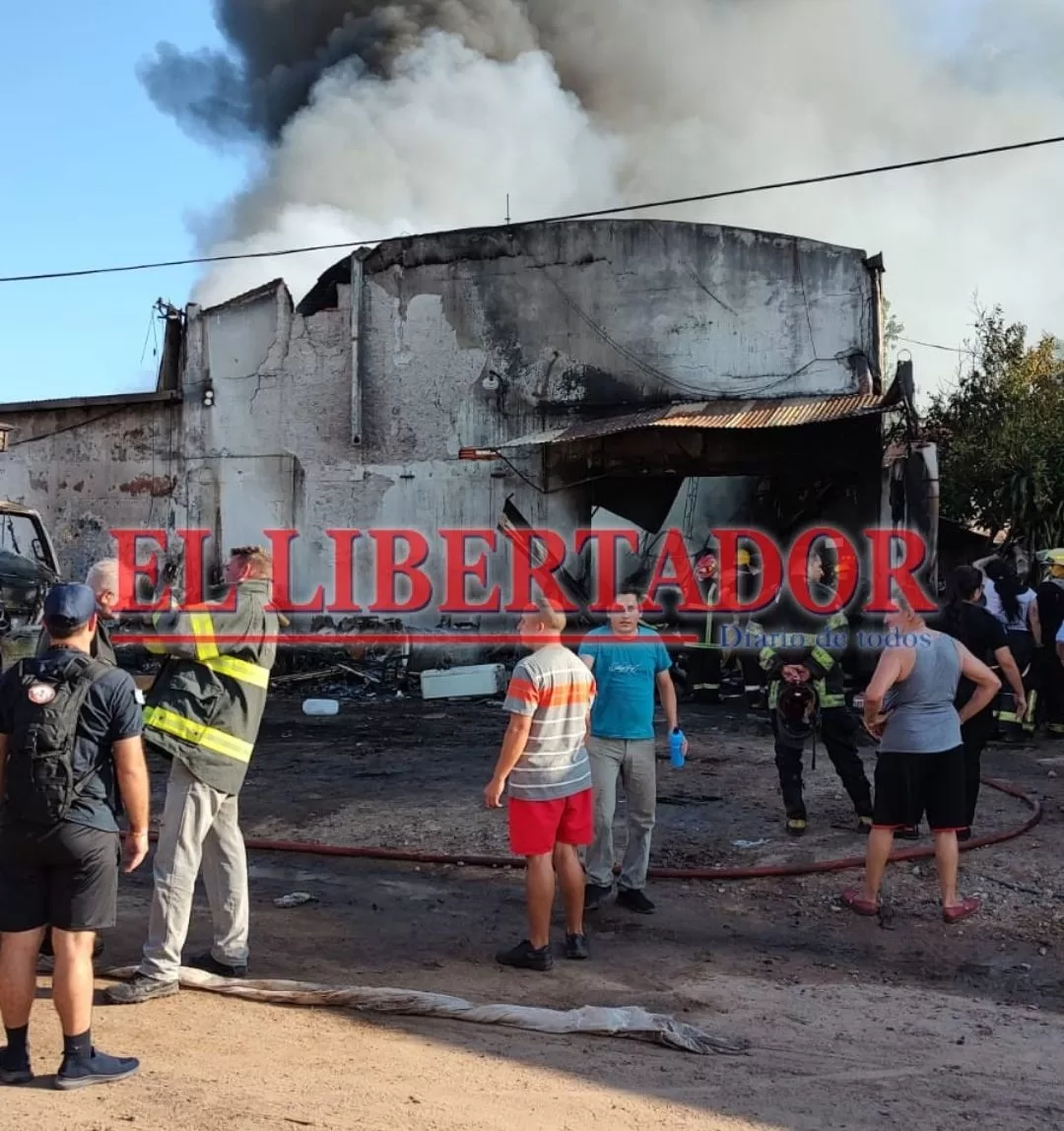 Un depósito de materiales fue consumido por un incendio en Corrientes